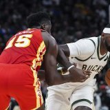Clint Caopela (de dos) stoppe Bobby Portis pour une performance défensive de choix. KEYSTONE/AP/Kenny Yoo